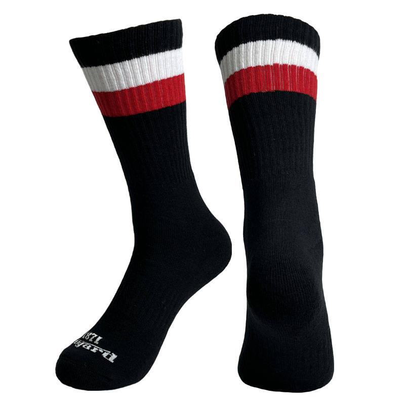 Entdecke ultimativen Komfort und unverwechselbares Stilbewusstsein mit unseren exklusiven schwarzen Crew-Socken. Die herausragende Passform, die bemerkenswerte Elastizität und Strapazierfähigkeit machen sie zu deinem perfekten Begleiter. Unsere Markenkennung, die schwarz-weiß-roten Streifen! Deugard 1871 Socken sind Qualität mit dem gewissen Etwas, sie sind in einem exklusiven Design und bieten höchsten Tragekomfort. Erlebe Socken, die mehr als nur Accessoires sind.