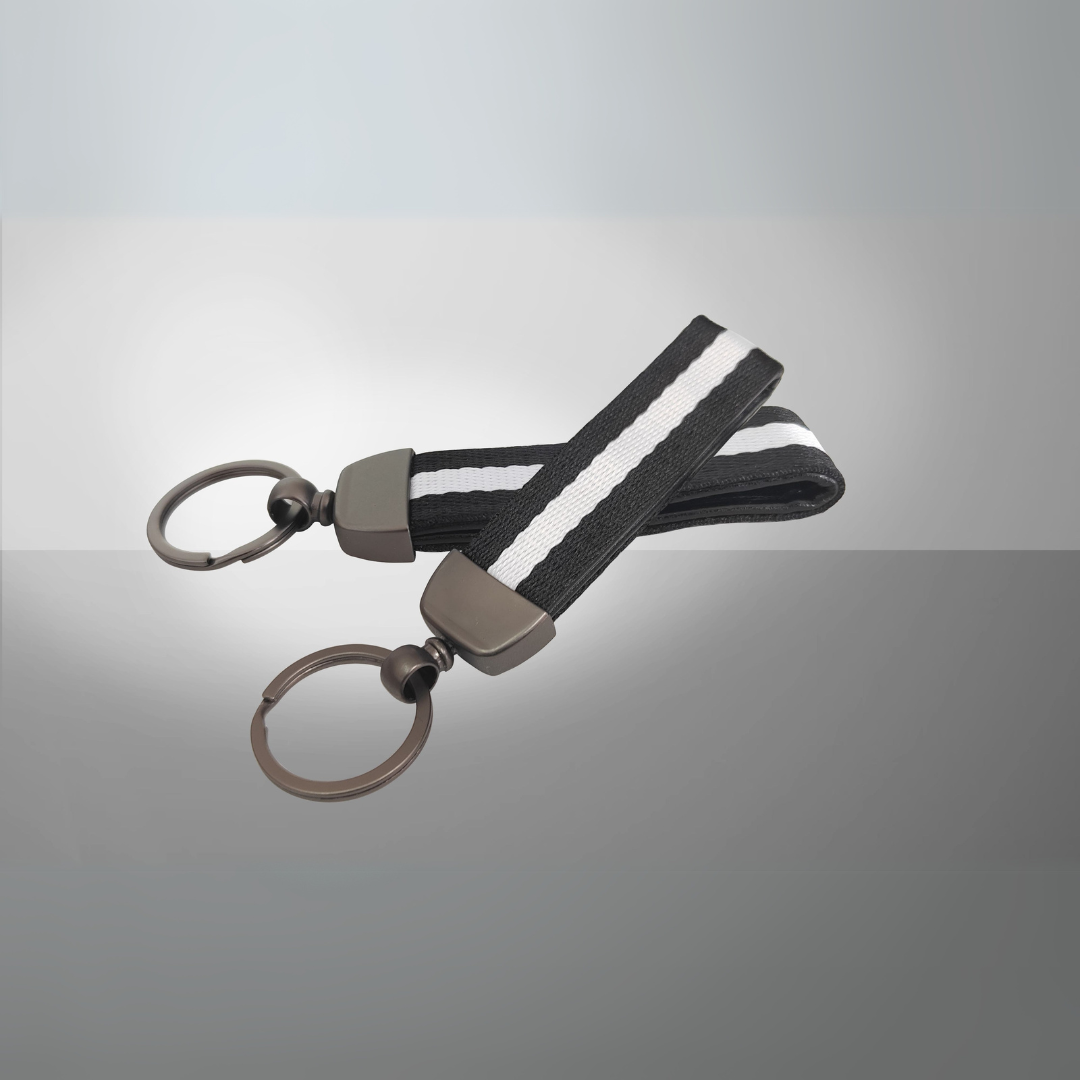 Schlüsselanhänger Preußen mit gewebtem Band in schwarz-weiß-schwarz