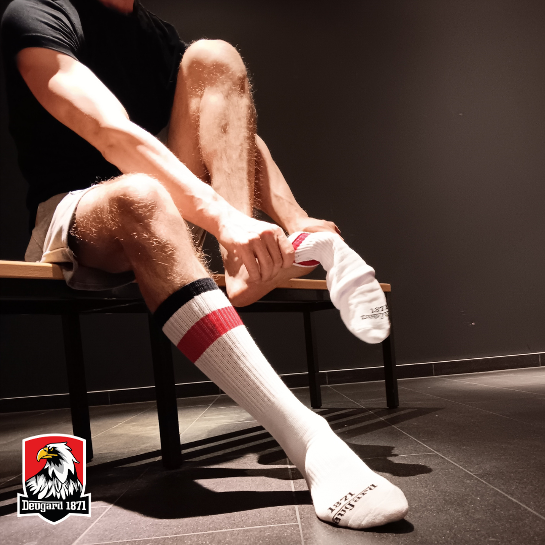 Weiße Socken, halbhoch, schwarz-weiß-rot gestreift