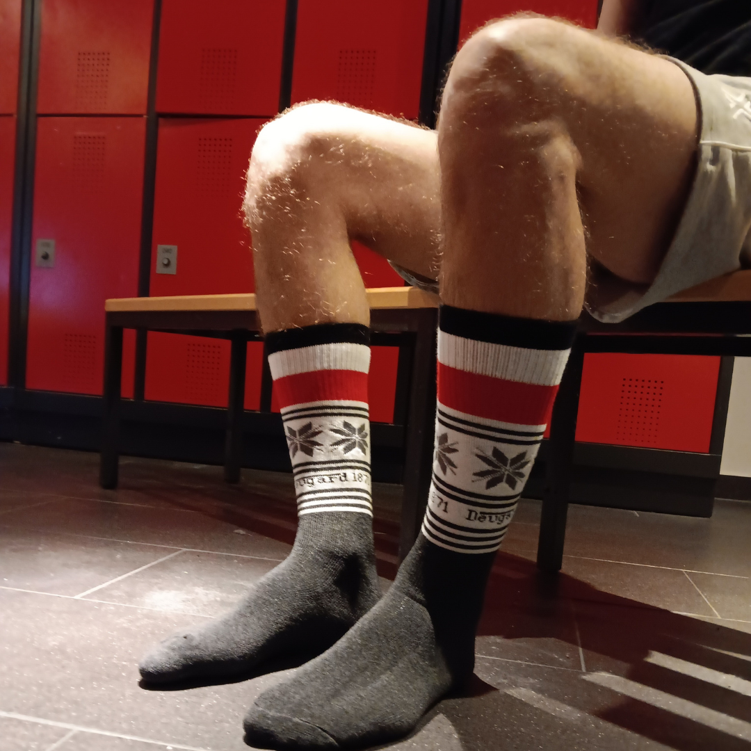 3er Wintersocken: stylisch und exklusiv, schwarz-weiß-roten Streifen