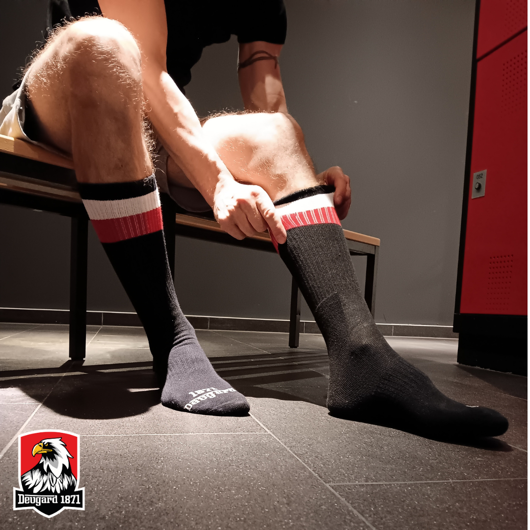 Schwarze Socken, halbhoch, schwarz-weiß-rot gestreift