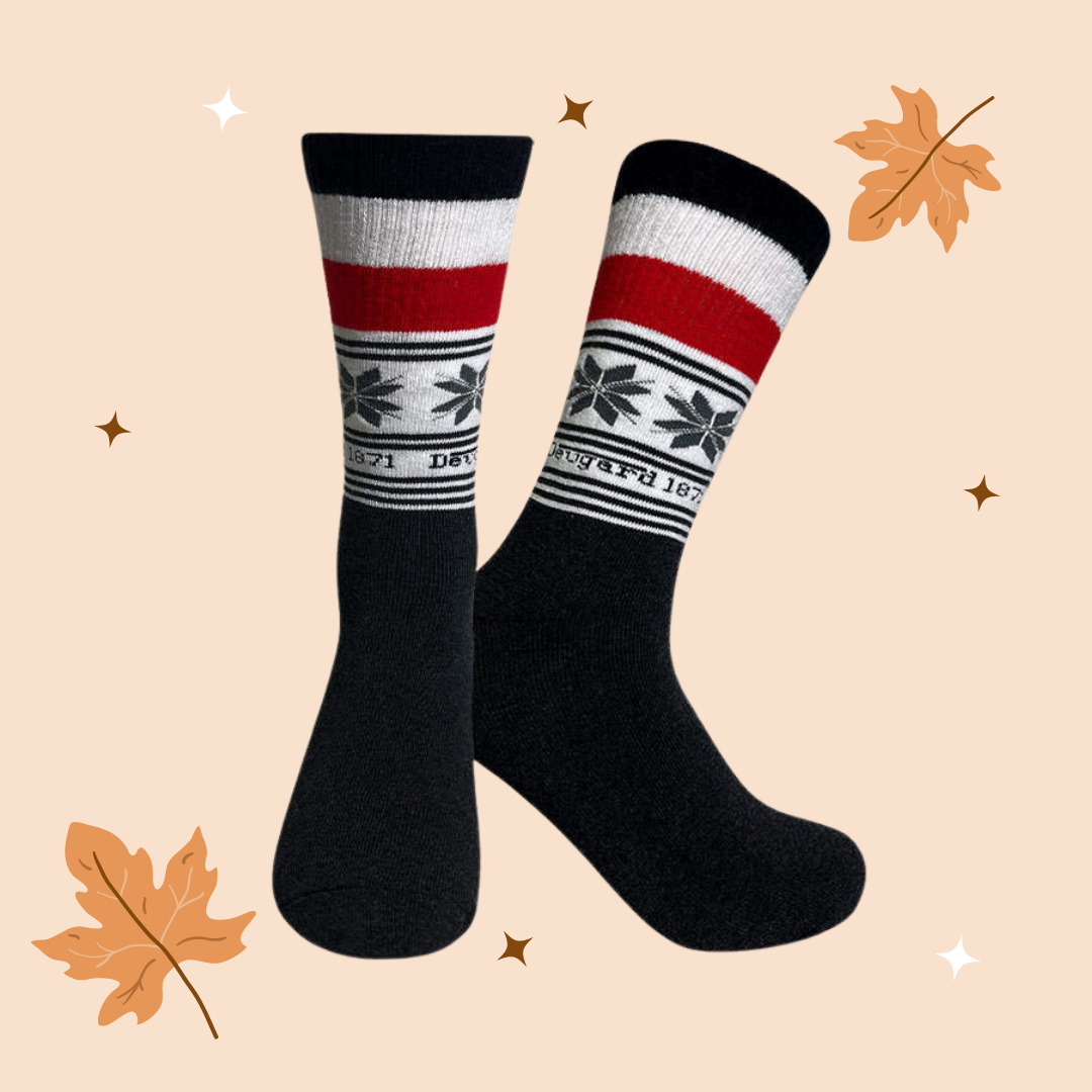 Wintersocken: stylisch und exklusiv, schwarz-weiß-roten Streifen